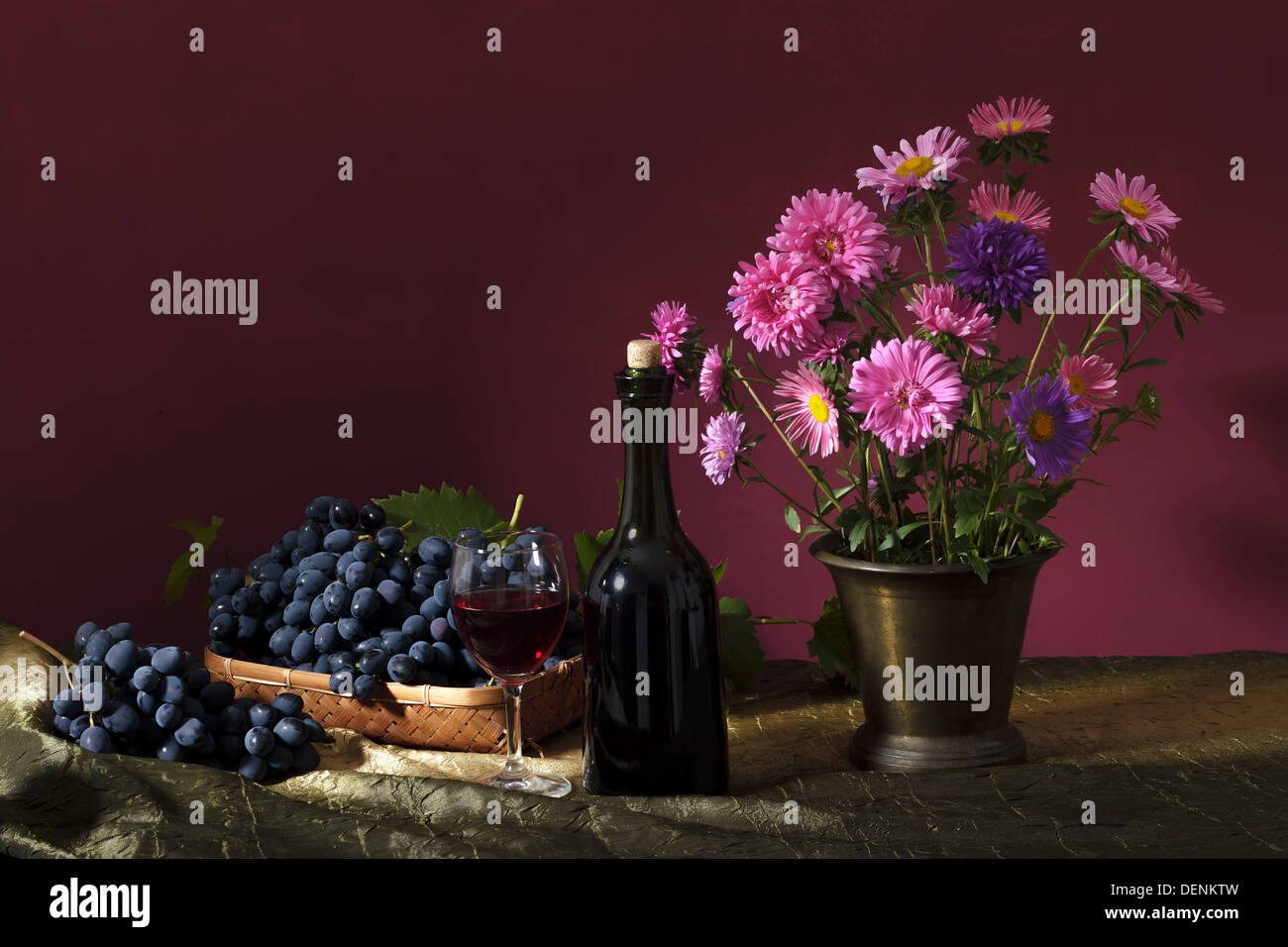 Stillleben Mit Blumenstrauß Und Schädel Analyse Stillleben gemälde wein flasche -Fotos und -Bildmaterial in hoher