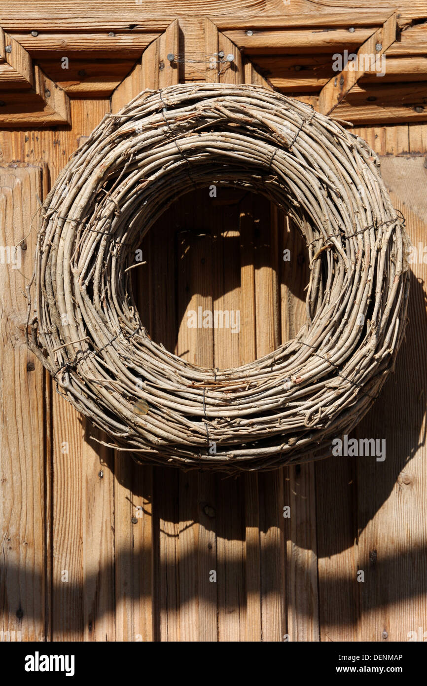 Grapevine Kranz auf Holz Tür Stockfoto