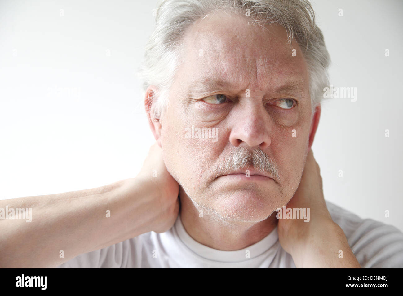 ältere Mensch erlebt Schmerzen im Nacken Stockfoto