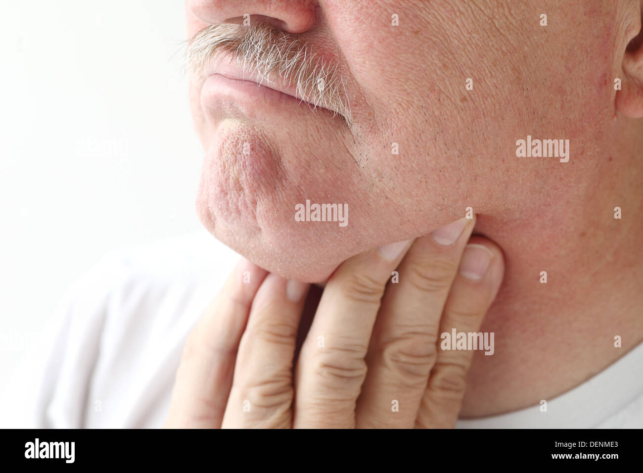 Mann hält seine Finger bis zu den schmerzenden Hals Stockfoto
