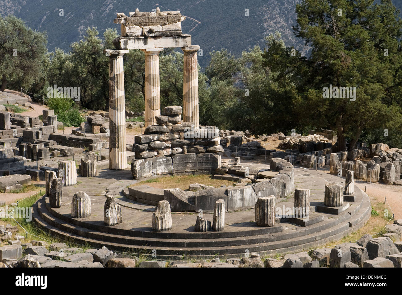 Tholos im Heiligtum der Athena Pronaia, Delphi, Griechenland. Stockfoto