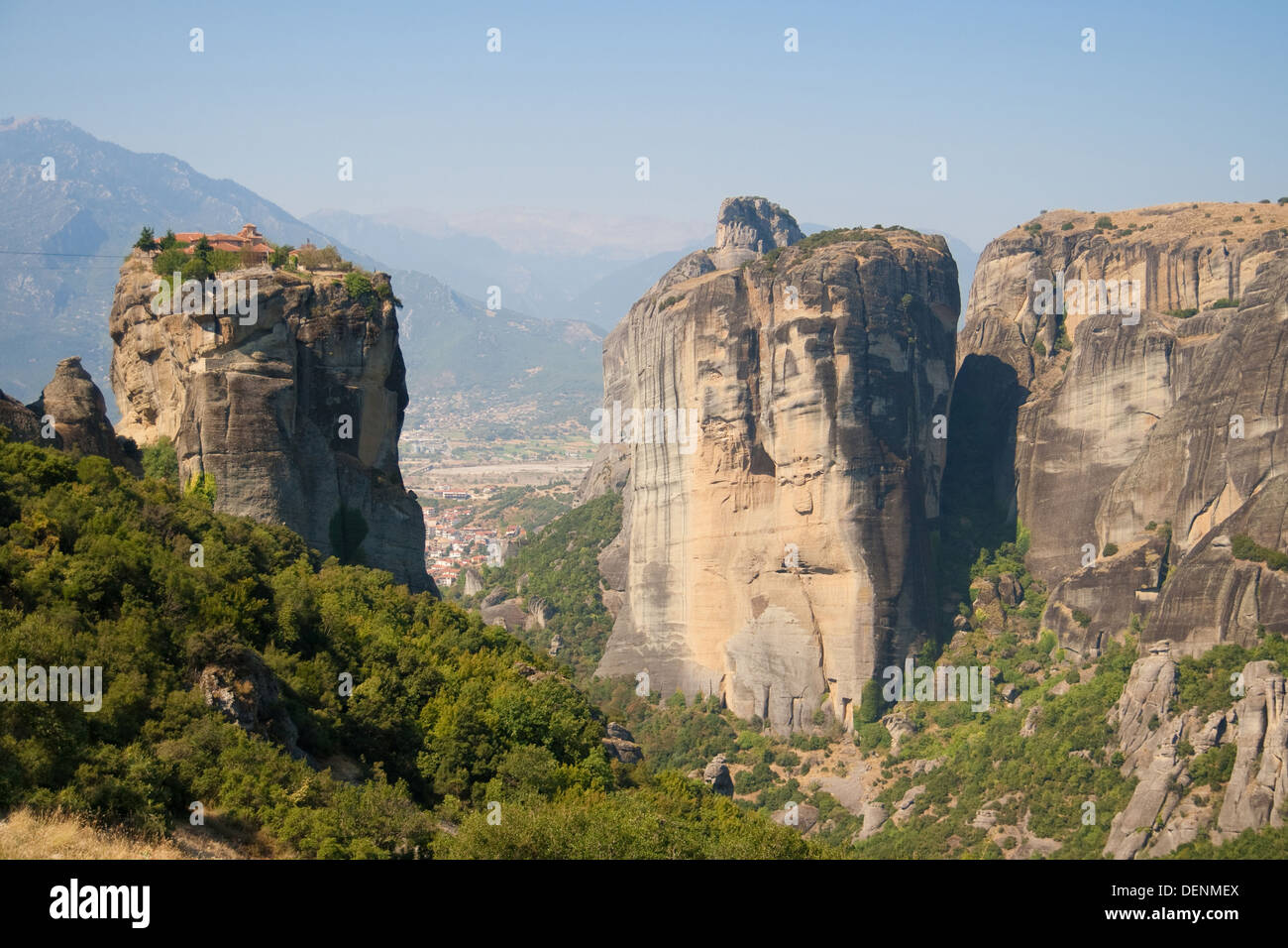 Natürliche Umgebung des Klosters "Heilige Dreifaltigkeit" in Meteora, Griechenland. Stockfoto