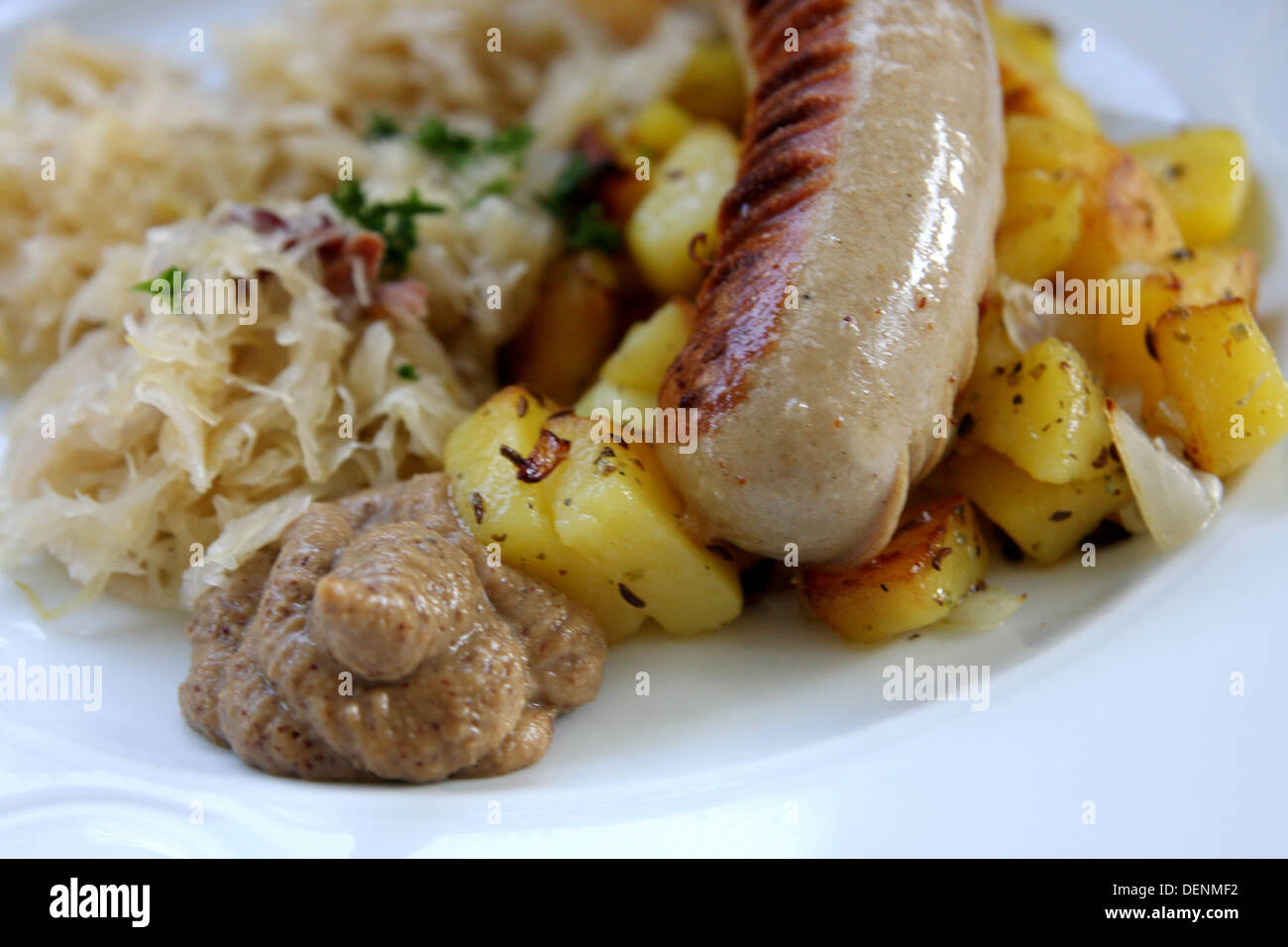 Bratwurst sauerkraut Fotos und Bildmaterial in hoher Auflösung Alamy