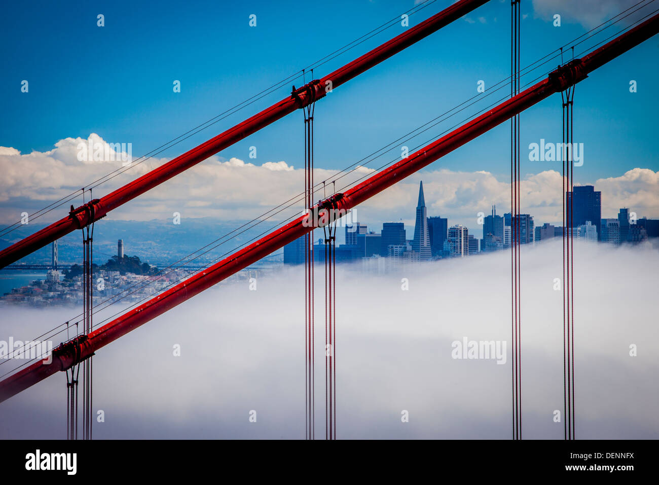 Nebel über die Golden Gate Bridge mit Skyline von San Francisco über, Kalifornien, USA Stockfoto