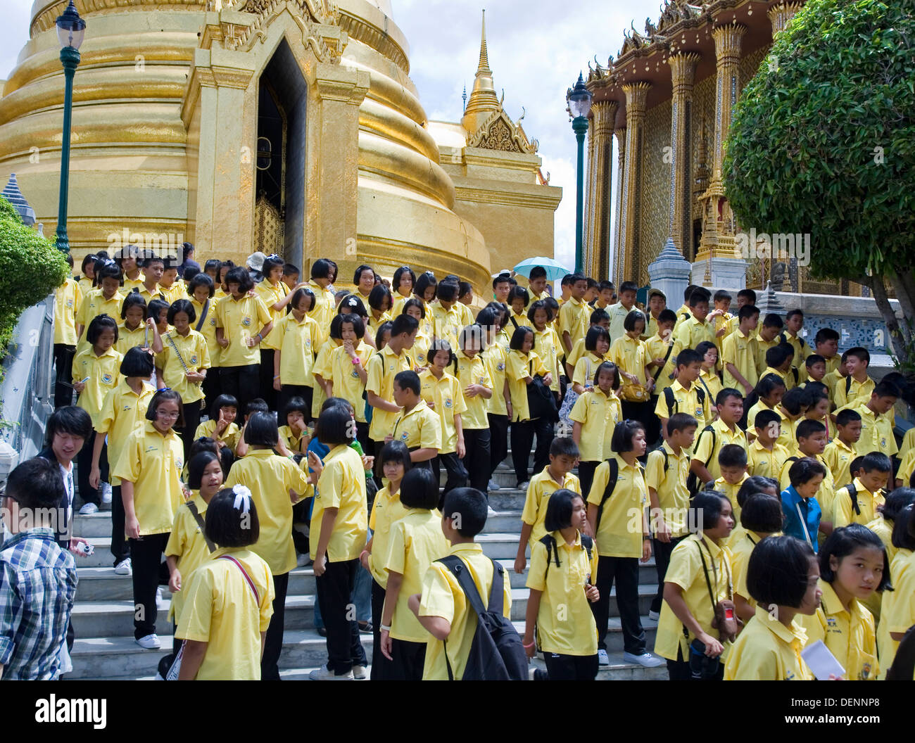 Die Schüler besuchen. Wat Phra Kaew, oder Tempel des Smaragd-Buddha. Grand Palace. Bangkok, Thailand, Asien. Stockfoto