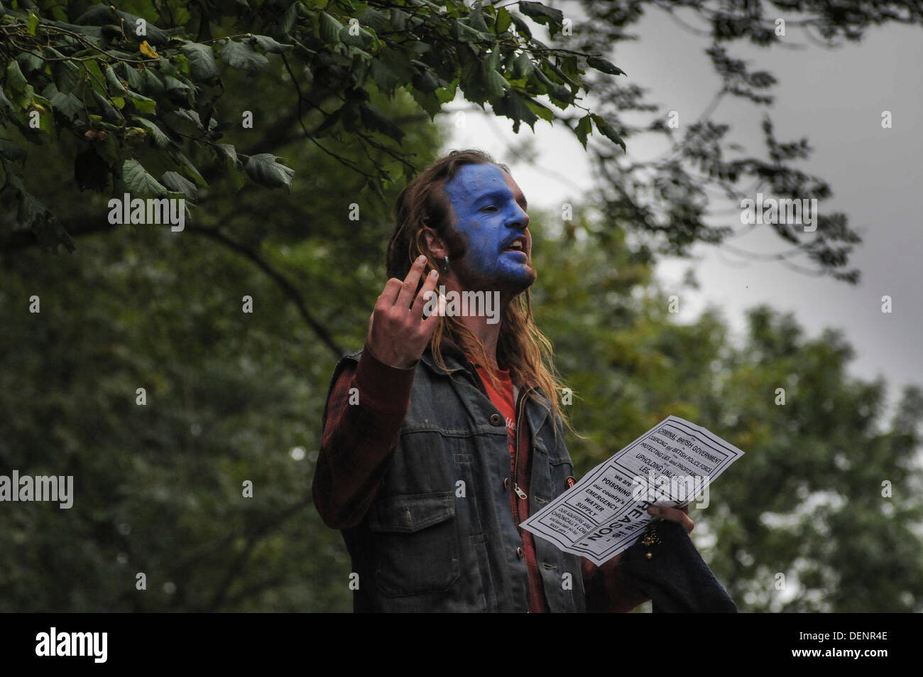 Balcombe, West Sussex, UK. 22. September 2013. Umweltschützer sprechen von der Spitze eines Lieferwagens auf "Gürtel aus Balcombe 3" Veranstaltung außerhalb der Cuadrilla Website. Er wurde von der Polizei darauf hingewiesen, dass jede künftige Protest muss von im Bereich ausgewiesenen Protest oder er verhaftet werden kann. Die Anti-Fracking, die Umweltschützer protestieren gegen Probebohrungen durch Cuadrilla auf dem Gelände in West Sussex, die zu der umstrittenen Fracking-Prozess könnte. Bildnachweis: David Burr/Alamy Live-Nachrichten Stockfoto