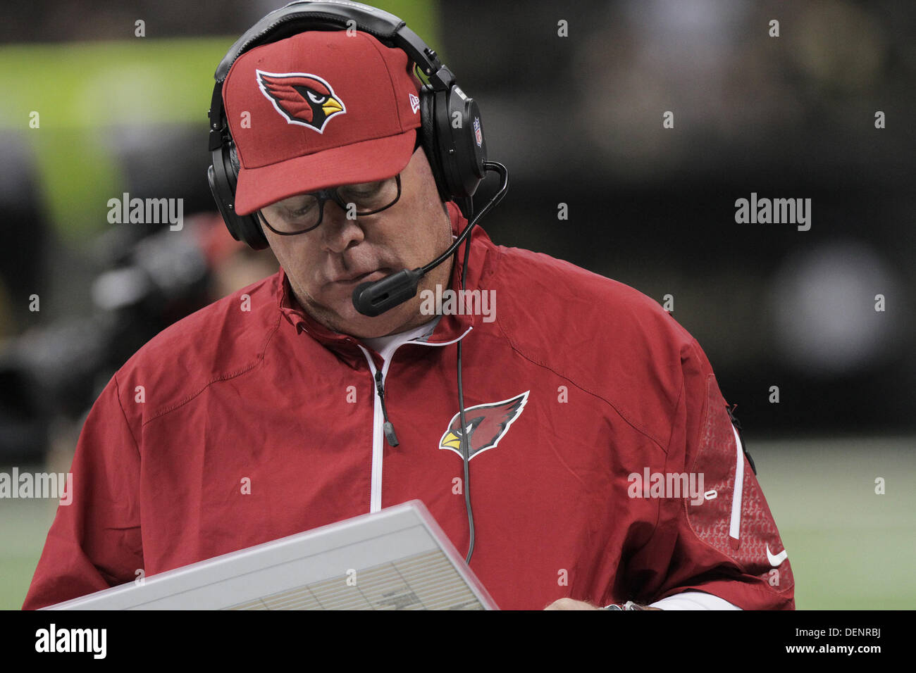 New Orleans, LOUISIANA, USA. 22. September 2013. Arizona Cardinals Cheftrainer BRUCE ARIANS an der Seitenlinie vor dem spielen die New Orleans Saints im Mercedes-Benz Superdome in New Orleans, Louisiana. Die Heiligen schlagen die Kardinäle 31-7. Bildnachweis: Dan Anderson/ZUMAPRESS.com/Alamy Live-Nachrichten Stockfoto