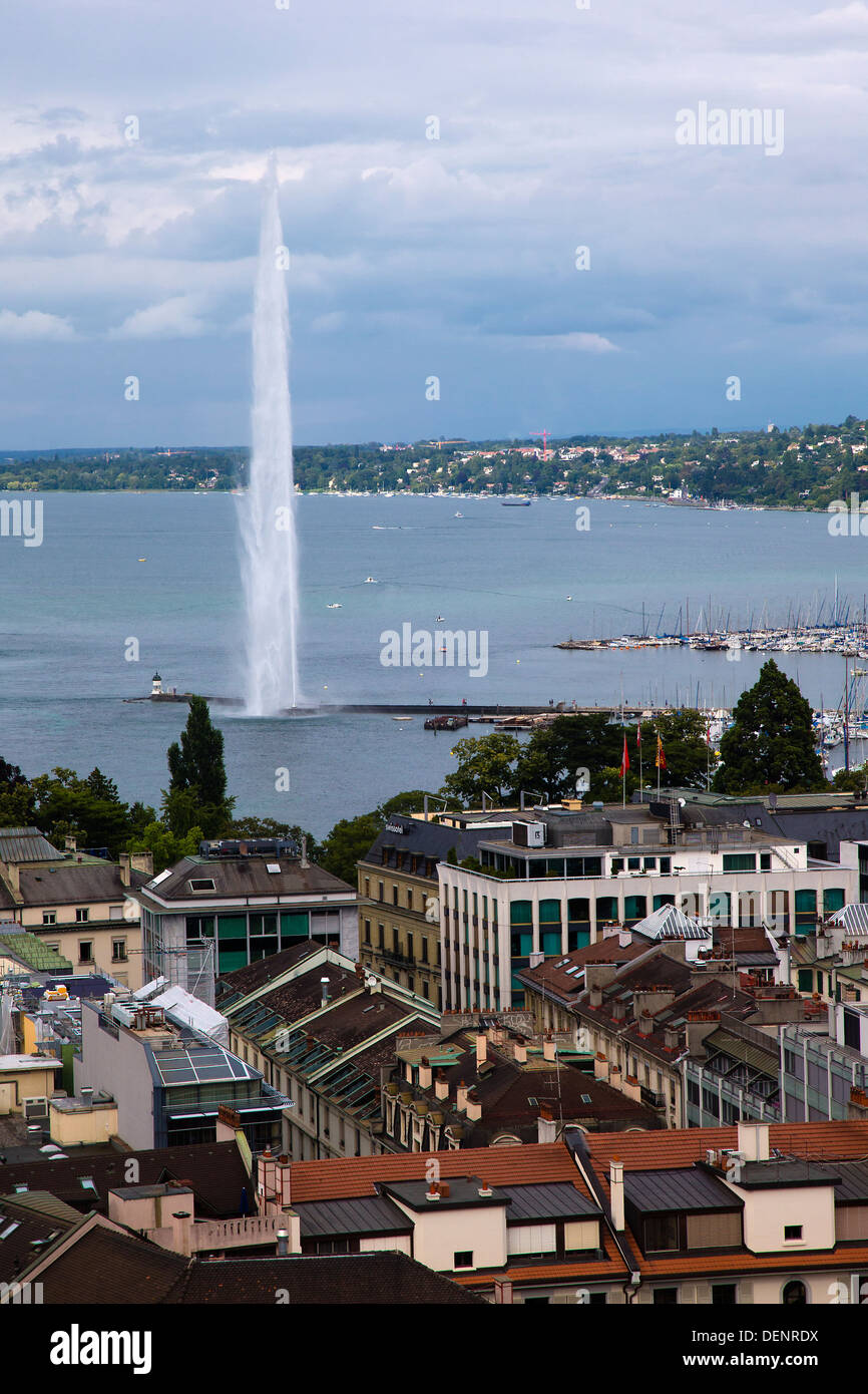 Luftaufnahme der Genfer See und dem Jet d ' Eau genommen von einem Turm der Kathedrale Saint Pierre (St.-Peter-Kathedrale), Genf Stockfoto