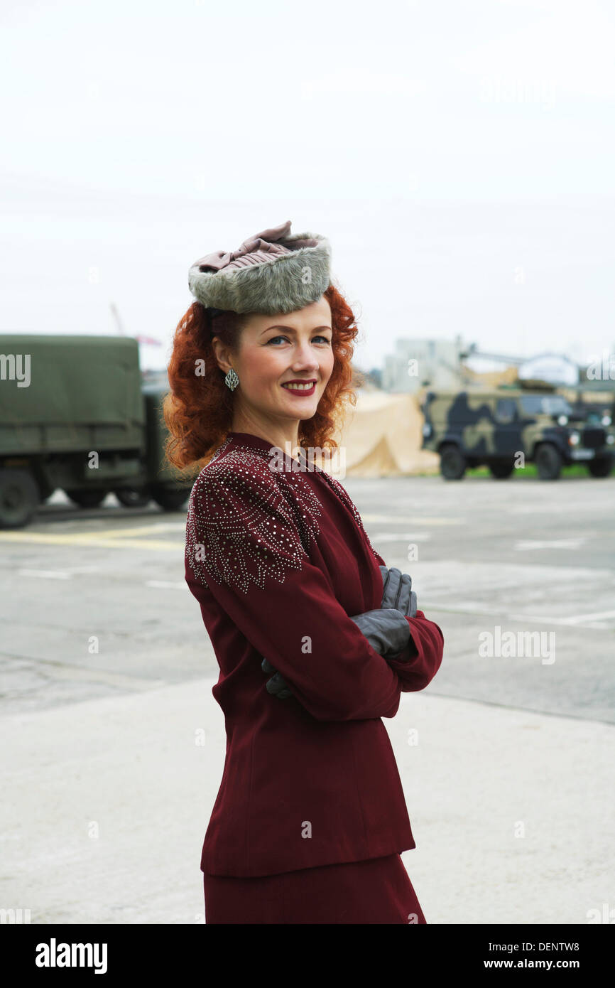 Chatham, UK. 21. September 2013. Gruß an die 40 - Großbritanniens 1940er Heimatfront Veranstaltung im Historic Dockyard Chatham. Lola Lamour, Sänger der 1940er Jahre Lieder.  Blick direkt in die Kamera mit Militärfahrzeugen hinter. Bildnachweis: Alamy Live-Nachrichten Stockfoto