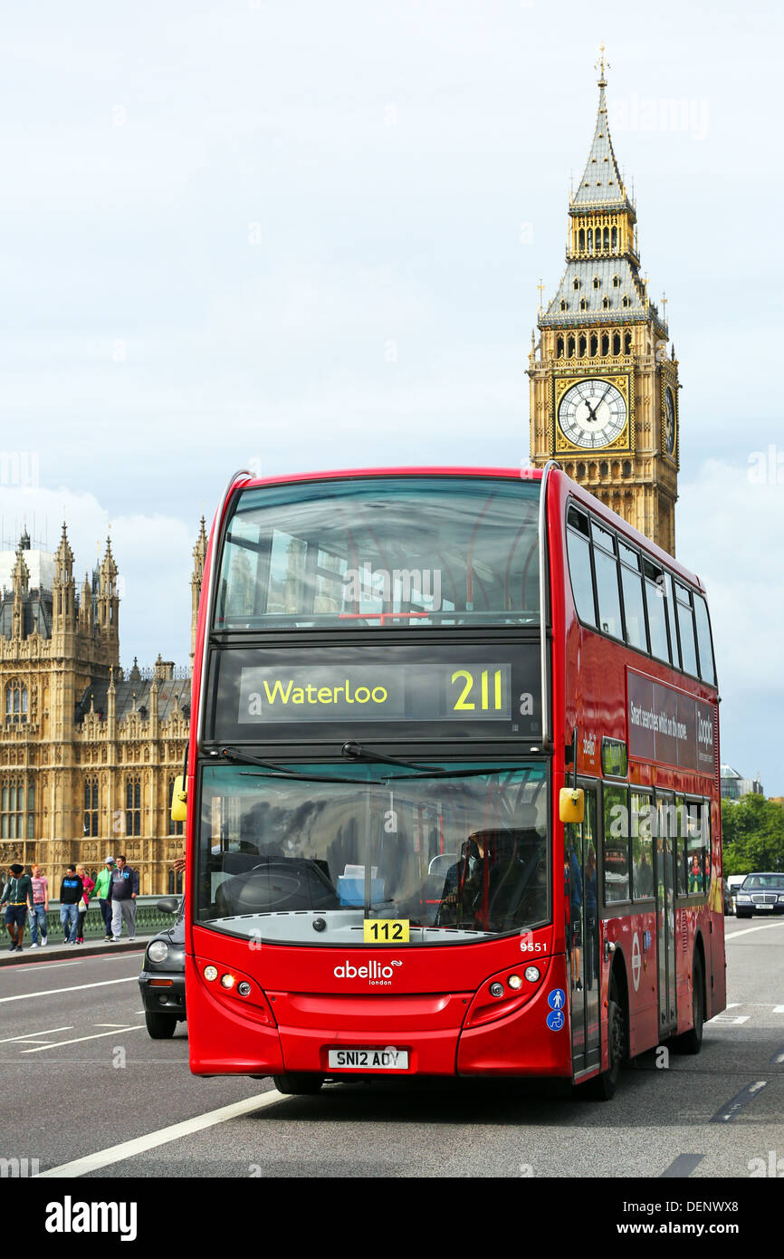 Blick auf Westminster Bridge mit roten Londoner Doppeldecker-Bus und Big Ben, Houses of Parliament Stockfoto