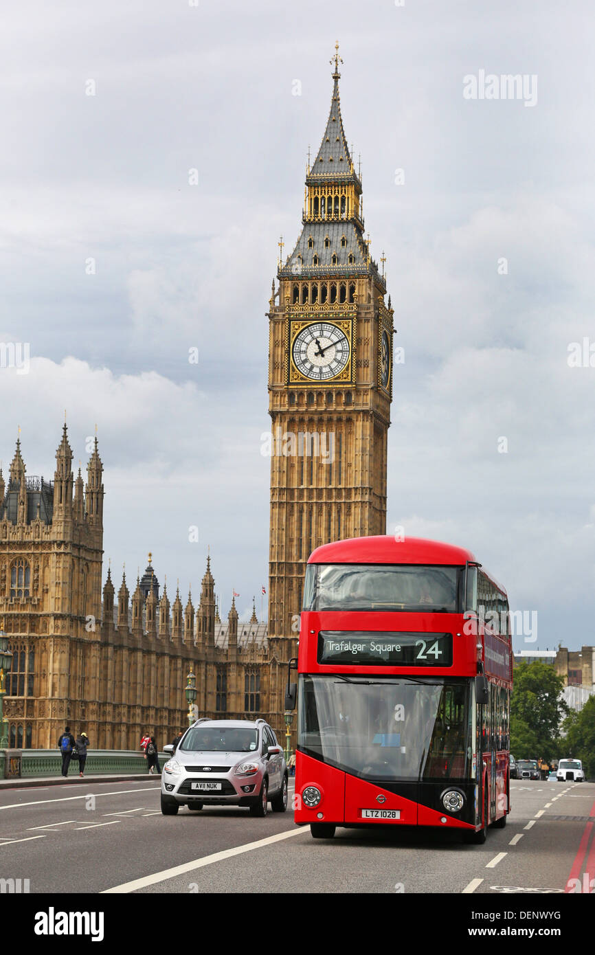 Blick auf Westminster Bridge mit neuen roten Londoner Doppeldecker Boris Bus und Big Ben, Houses of Parliament Stockfoto