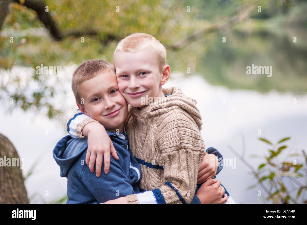 Zwei Brüder umarmen und lächelnd im freien Stockfoto