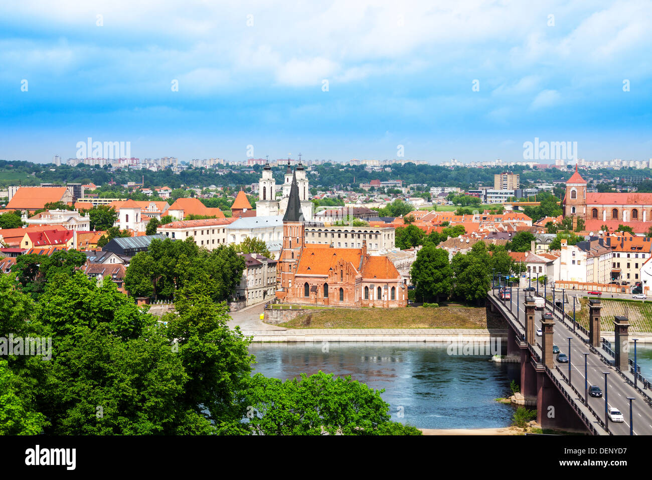 Panorama auf den Fluss und die Altstadt von Kaunas im Westen Litauens mit Kirche am vorderen Memel Stockfoto