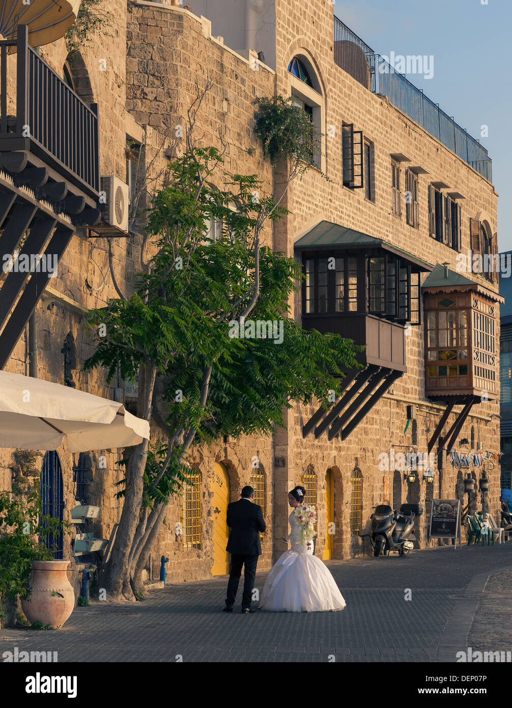 Ein junges Paar am Tag ihrer Hochzeit unter ein eine kurze Pause vom fotografiert am alten Jaffa-Hafen in Israel Stockfoto