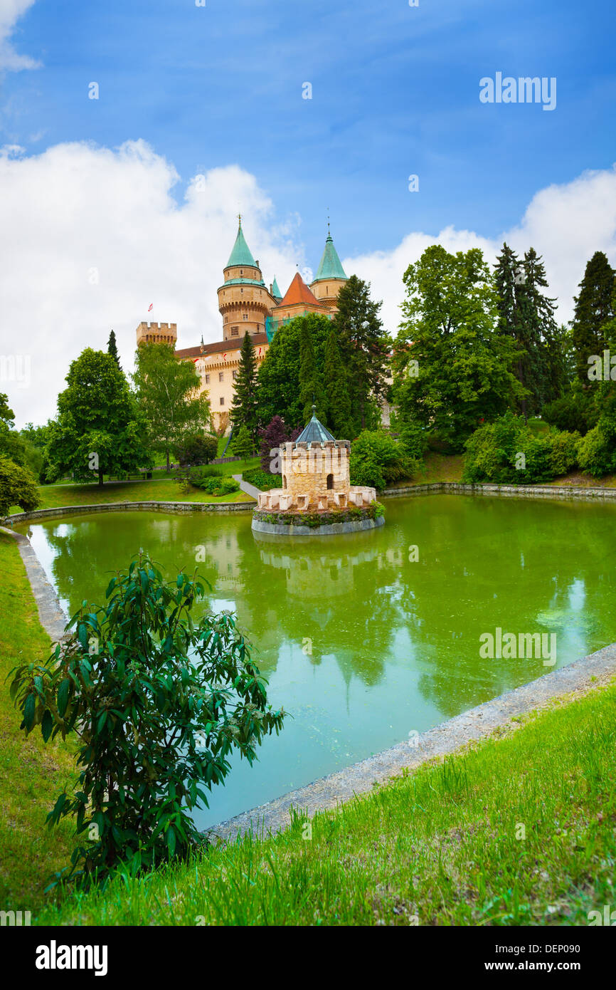 Blick auf Schloss Bojnice in der Slowakei mit dem Teich und park Stockfoto