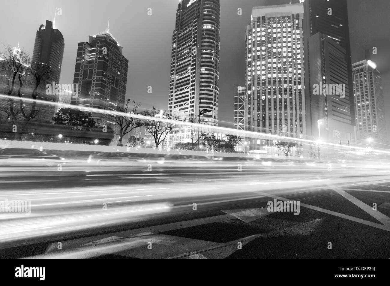 Die Lichtspuren auf dem Hintergrund der modernen Gebäude in shanghai China. Stockfoto