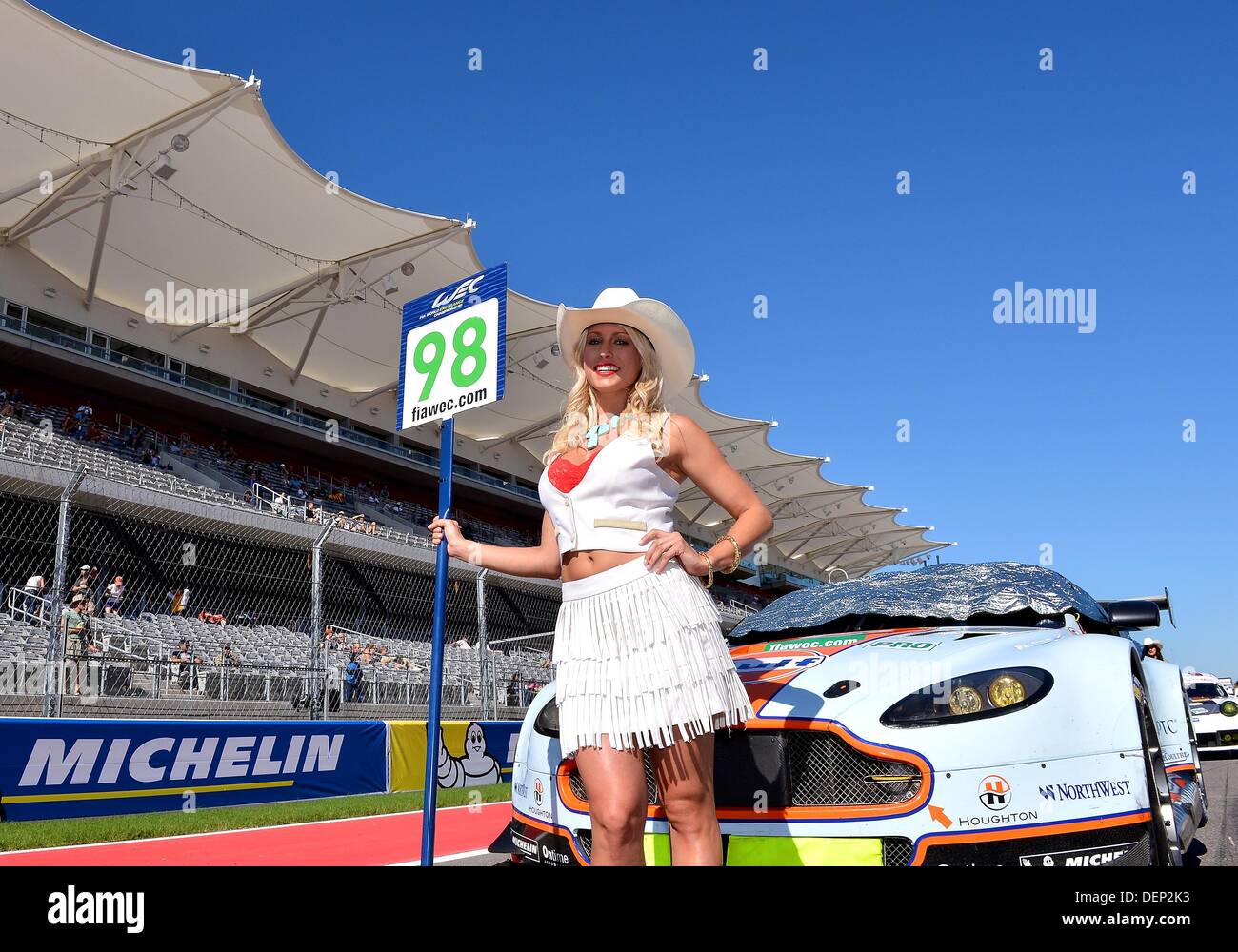 Austin, TX, USA. 22. September 2013. 22. September 2013. Paul Dalla Lana (CAN) Pedro Lamy (PRT) Richie Stanaway (NZL) von Aston Martin Racing GTE Pro Aston Martin Vantage V8 Fahrerlager Mädchen in der Startaufstellung vor dem Start von sechs Stunden des Circuit of the Americas World Endurance Championship in Austin, TX. Bildnachweis: Csm/Alamy Live-Nachrichten Stockfoto