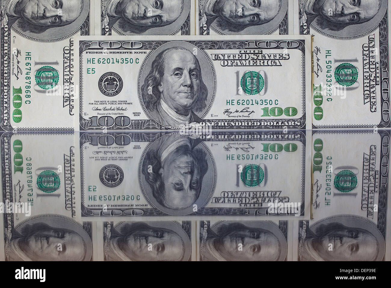 US-Dollar auf den Tisch mit Spiegel Stockfoto