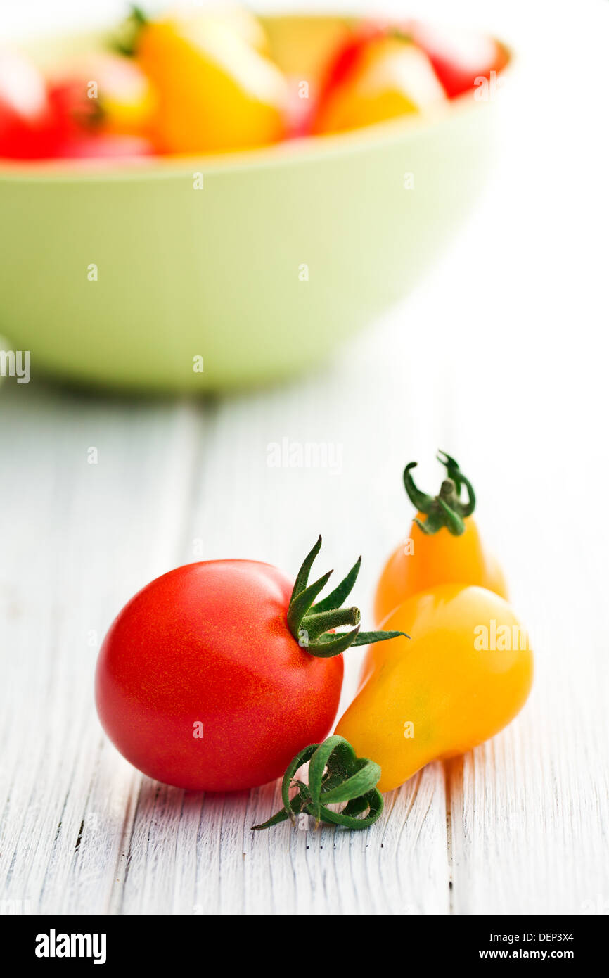 Cherry-Tomaten auf Holztisch Stockfoto