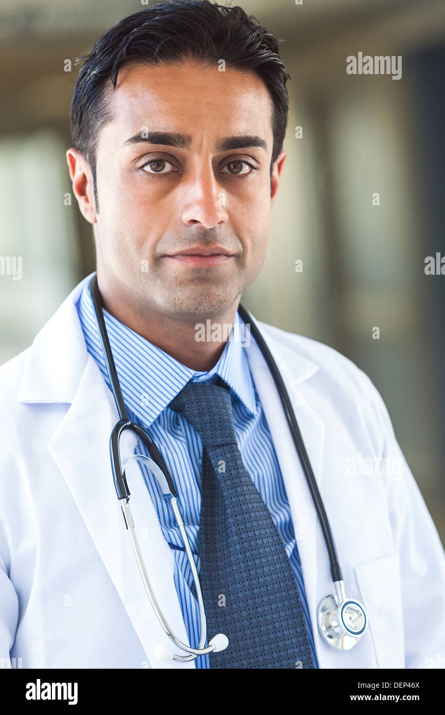 Eine asiatische indische Mann männlich Arzt tragen weiße Mantel, Hemd und Krawatte mit Stethoskop, abgebildet im Krankenhaus Stockfoto