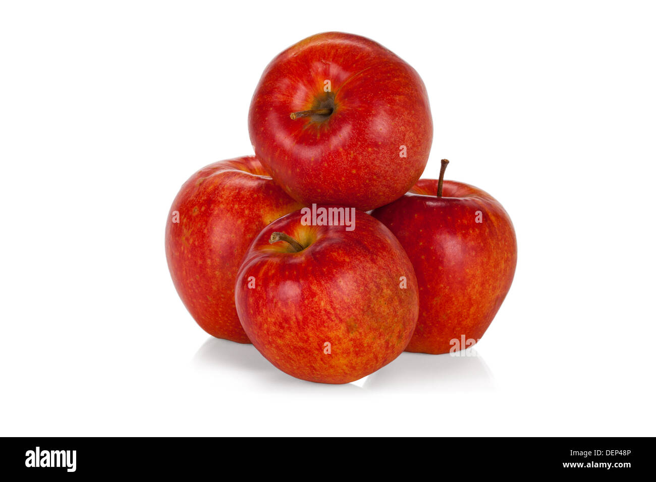 Vier rote Äpfel, die isoliert auf weißem Hintergrund Stockfoto