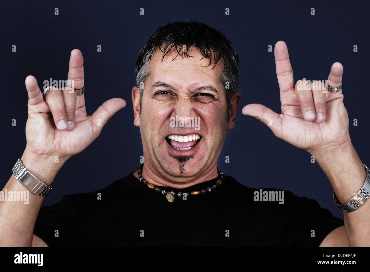 Mann mittleren Alters, dass die Teufel Handbewegung oder symbol Stockfoto