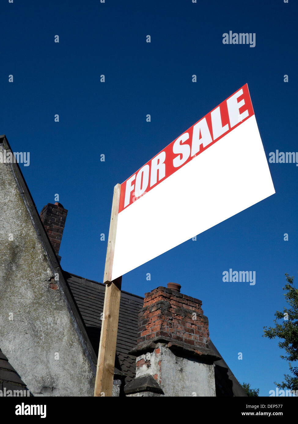 Leerer Immobilienmakler zum Verkauf Zeichen Stockfoto