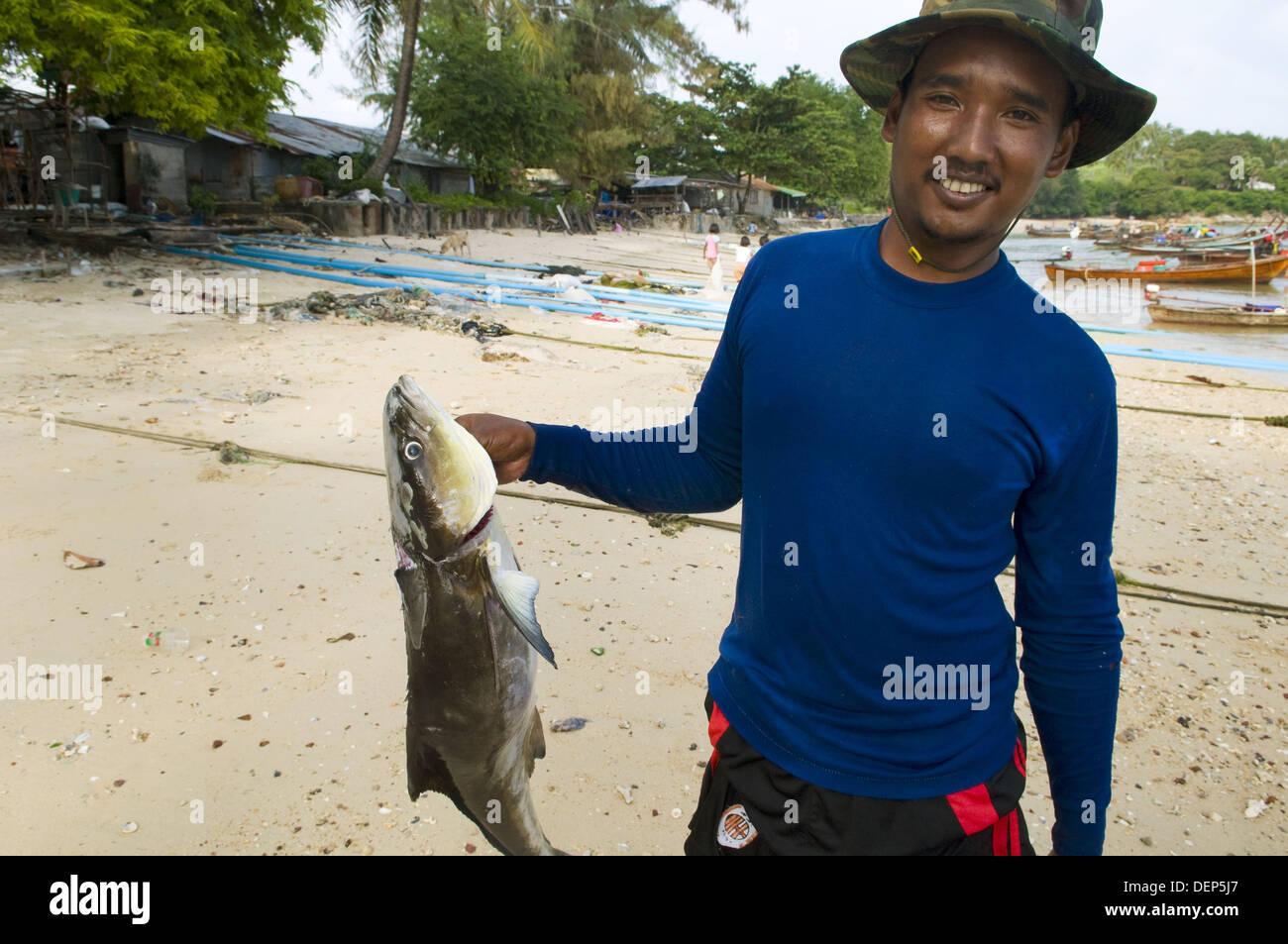 Ein Meer Zigeuner Mann Der Ein Grosser Fisch Halt Er In Theo Stift Meer Gefangen Stockfotografie Alamy
