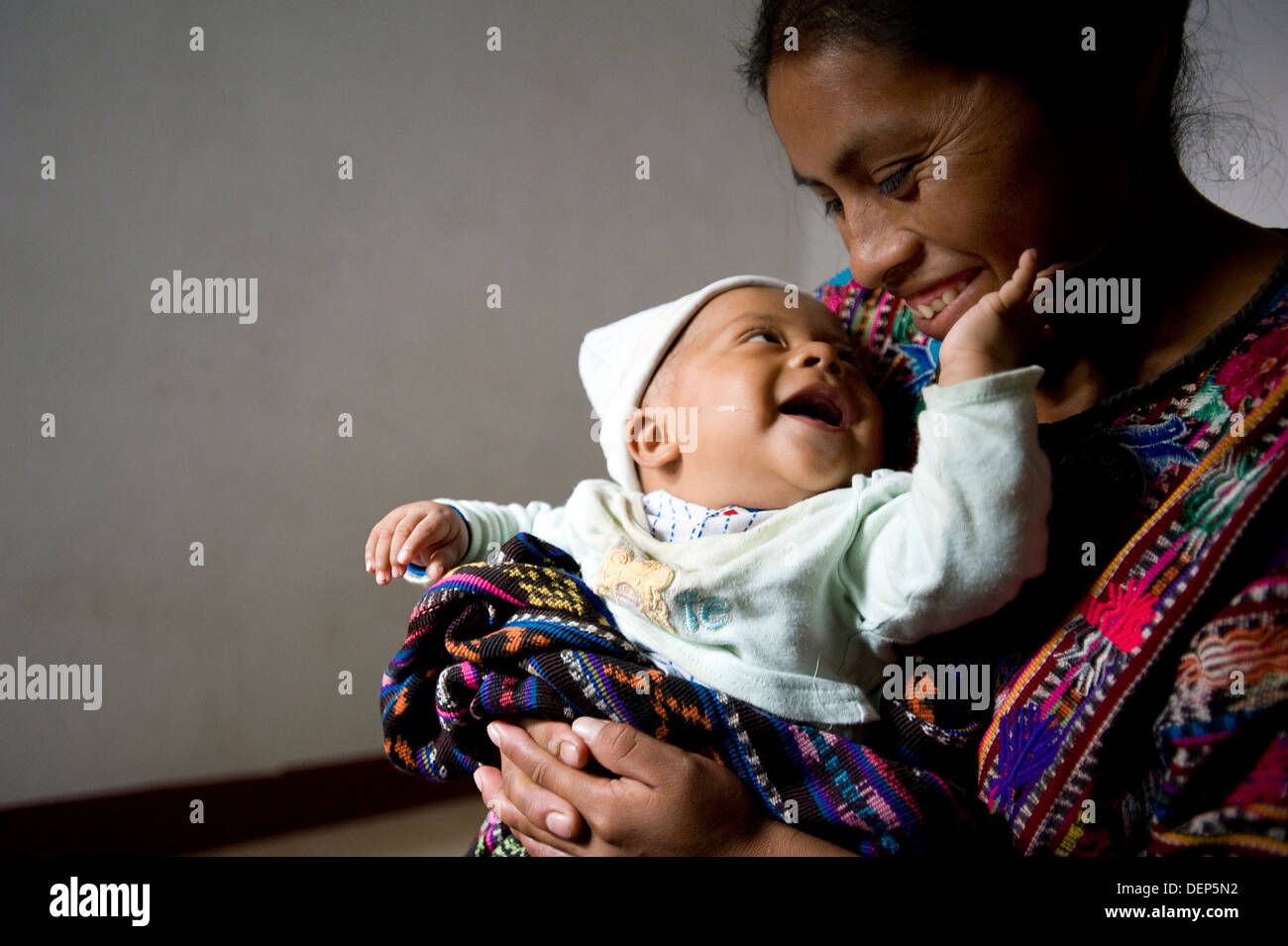 Mutter und Kind von indigenen in Panajachel, Solola, Guatemala Guatemala. Stockfoto