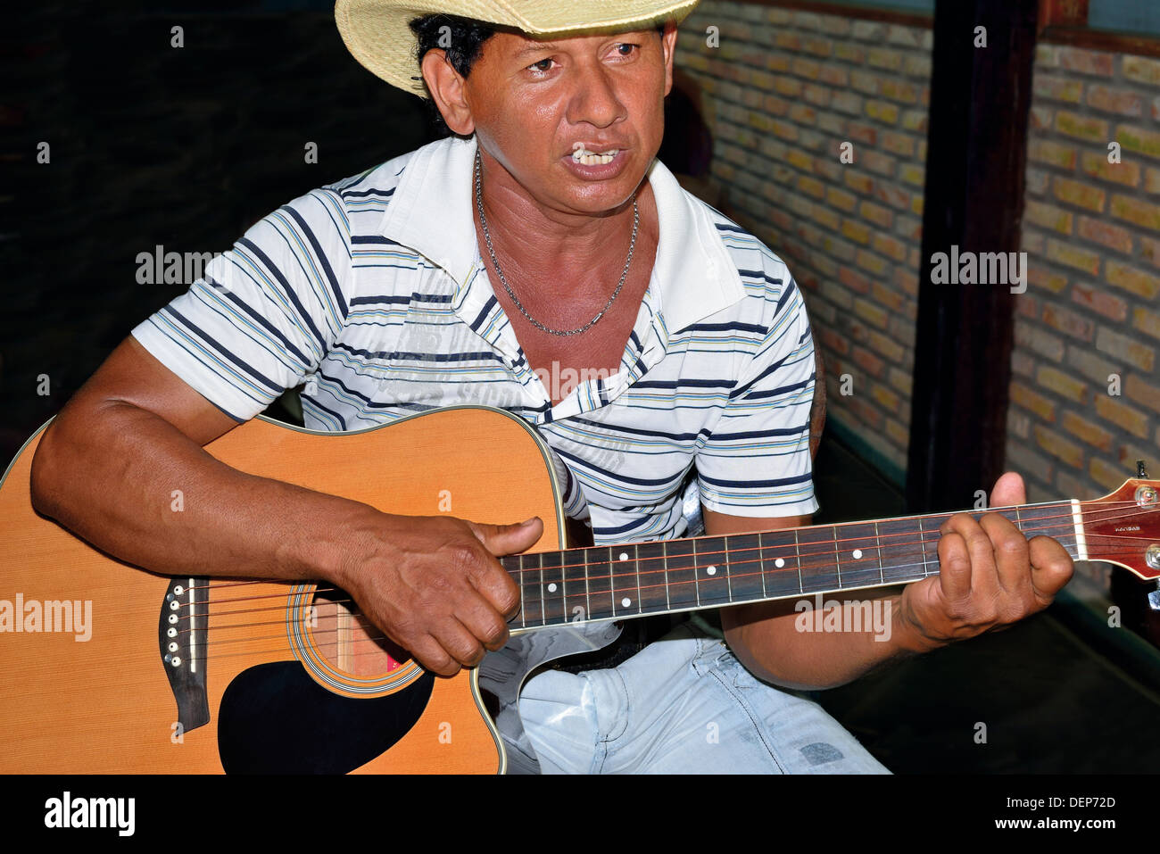 Brasilien, Pantanal: Valter ist Angestellter der Pousada Rio Claro und liebt es, Spiele Gitarre und singe lokalen Country-Musik Stockfoto