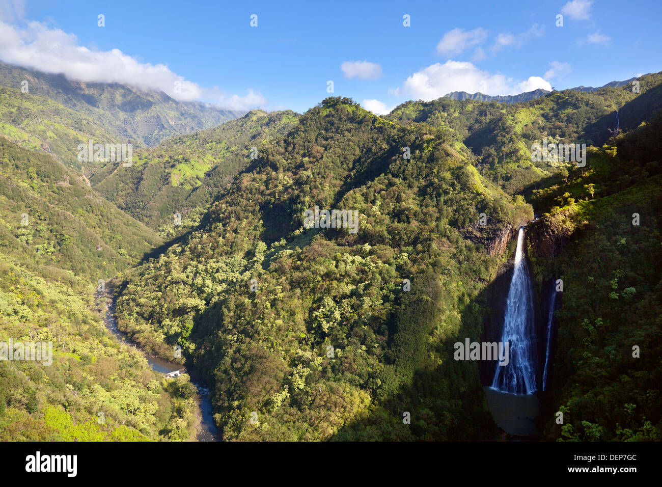 Atemberaubende grüne Regenwald-Landschaft in der Mitte von Kauai, Hawaii. Luftaufnahme vom Hubschrauber aus. Stockfoto