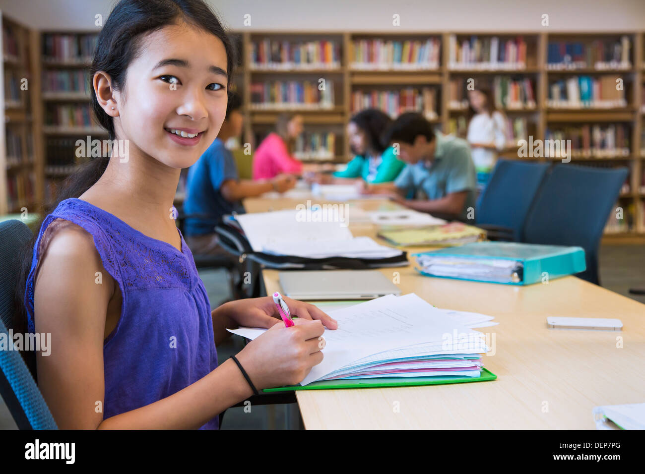 Student-Notizen in Bibliothek Stockfoto