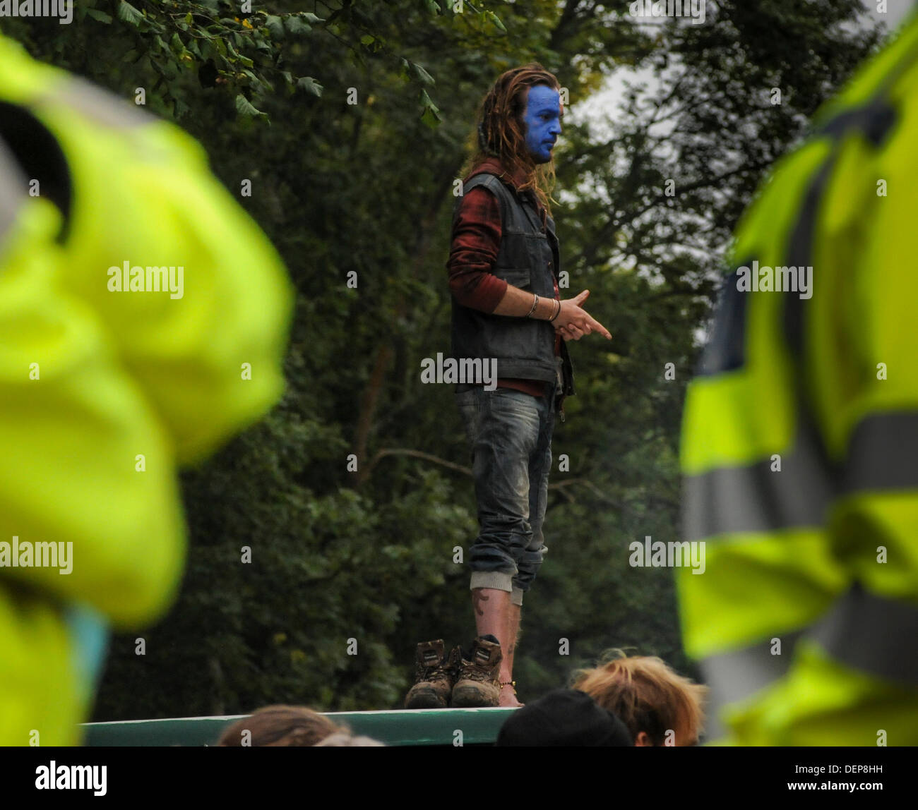 Balcombe, West Sussex, UK. 22. September 2013. Umweltschützer-Uhren aus der Spitze eines Lieferwagens, zwischen Polizei fluoreszierenden Jacken, bei "Gürtel aus Balcombe 3" Veranstaltung außerhalb der Cuadrilla Website. . Die Anti-Fracking, die Umweltschützer protestieren gegen Probebohrungen durch Cuadrilla auf dem Gelände in West Sussex, die zu der umstrittenen Fracking-Prozess könnte. Bildnachweis: David Burr/Alamy Live-Nachrichten Stockfoto
