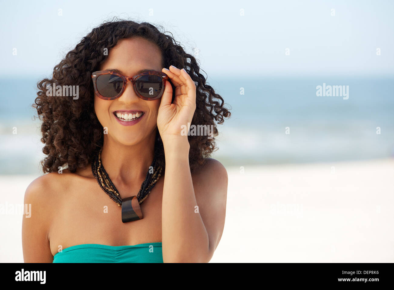 Gemischte Rassen Frau lächelnd am Strand Stockfoto