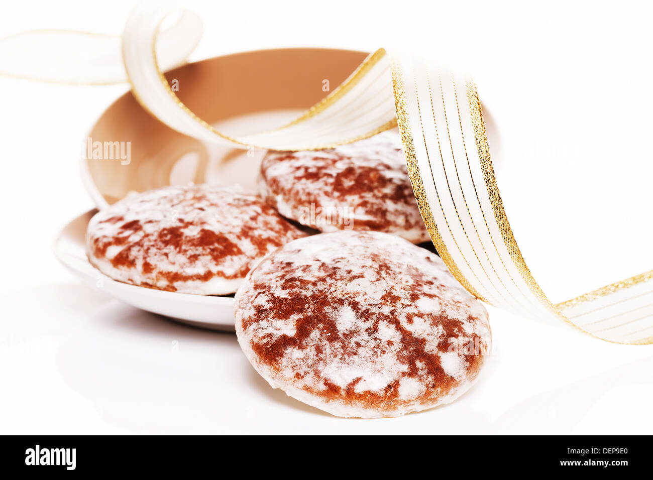 traditionelle deutsche Lebkuchen Lebkuchen rutscht aus Platten mit einem goldenen Band als Dekoration Stockfoto