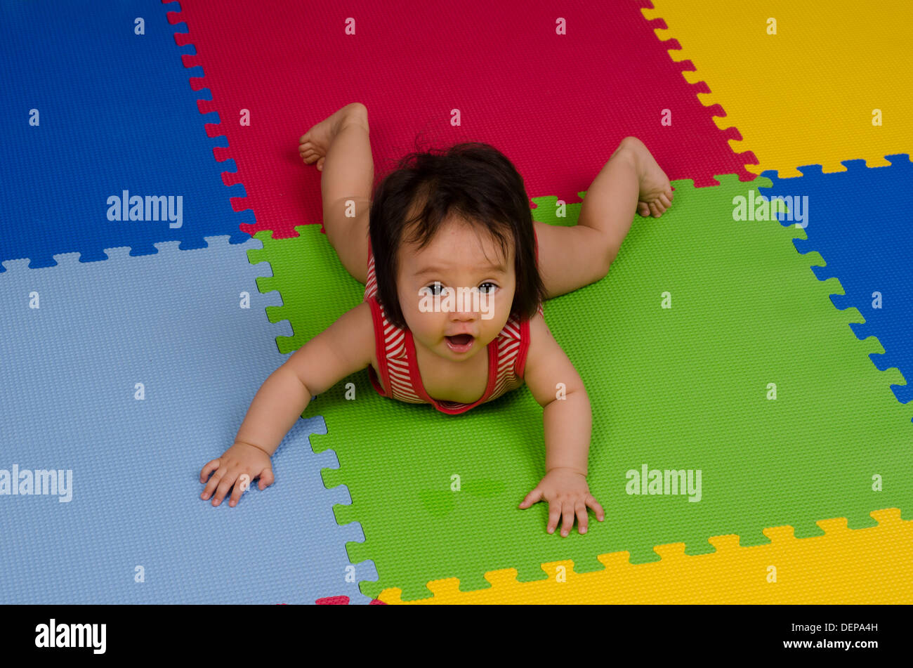 Baby auf Etage Stockfoto