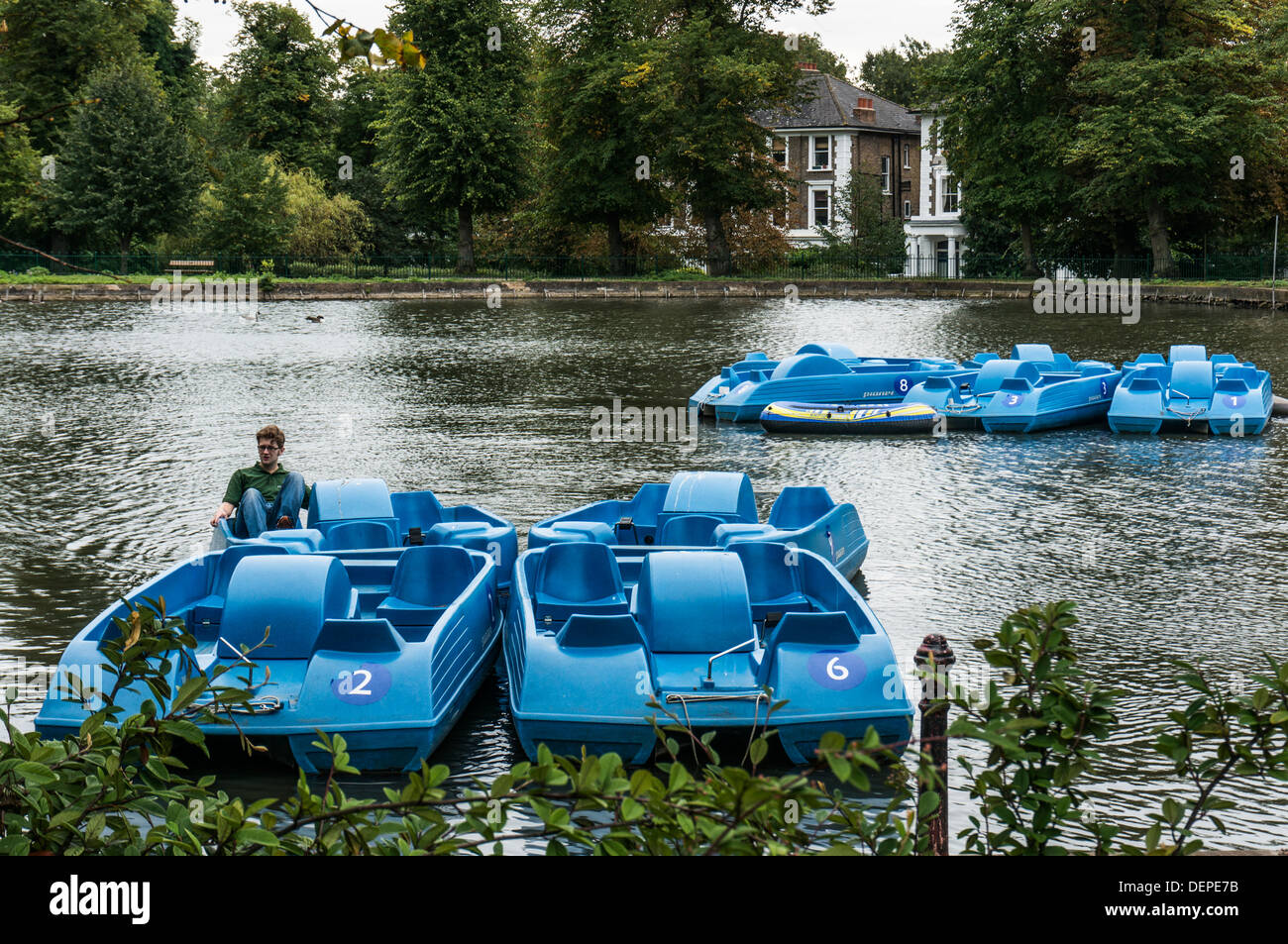 Tretboote (Mann in einer von ihnen) auf Crystal Palace park See, London, England. Stockfoto