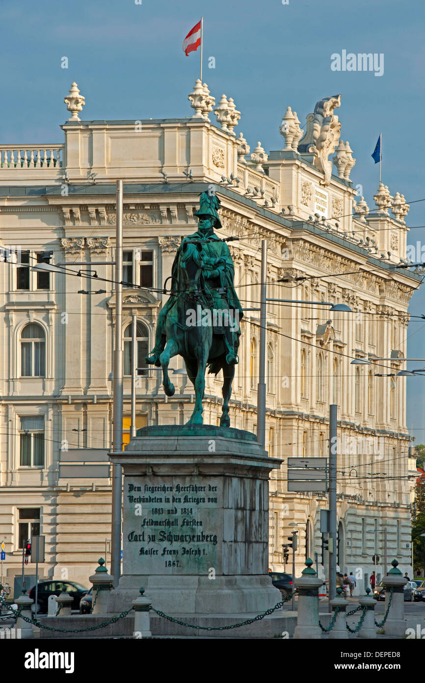 Österreich, Wien 3, Schwarzenbergplatz, Reiterdenkmal von Carl von Schwarzenberg, Dahinter Haus der Industrie Stockfoto