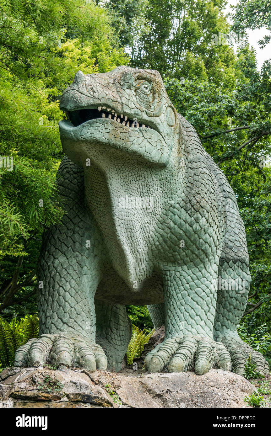 Dinosaurier-Bereich (weltweit ersten Plastiken von Dinosauriern und ausgestorbenen Säugetiere), Crystal Palace Park, London, England. Stockfoto