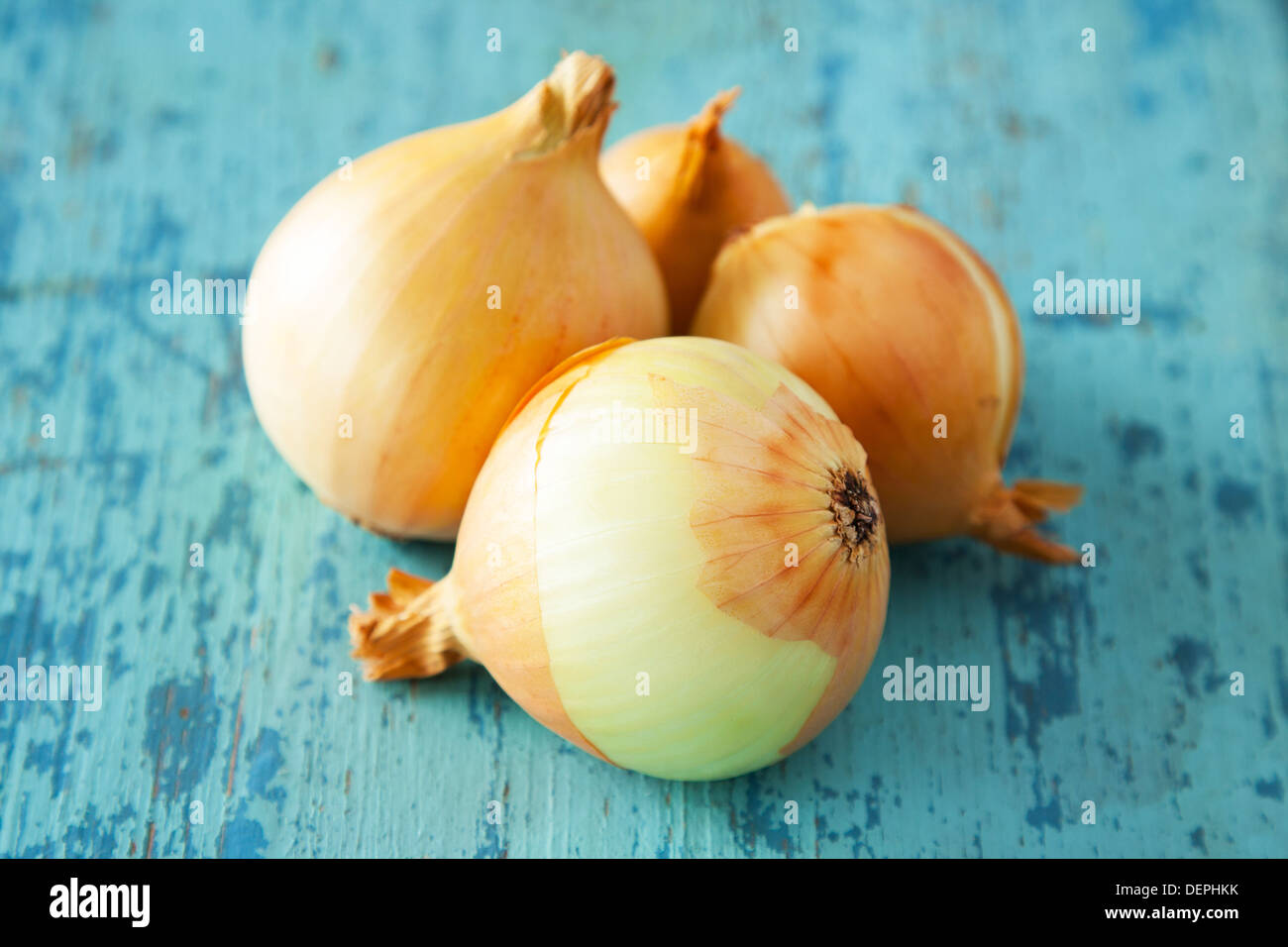 Zwiebeln auf lackierte Tisch. Landwirtschaft-Hintergrund Stockfoto