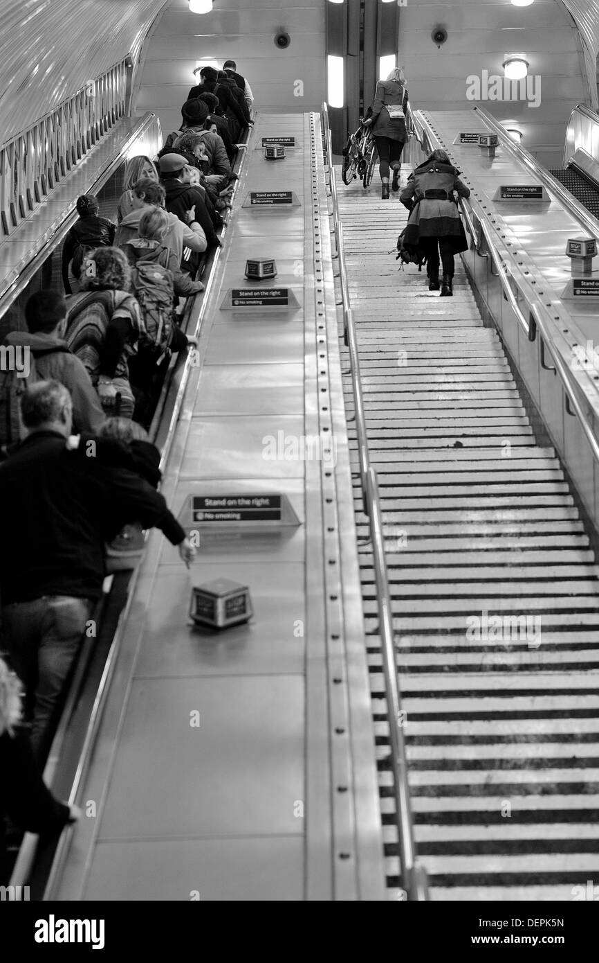 Mutter mit Tochter Rollstuhl bis lange Treppe in die Londoner u-Bahn Stockfoto