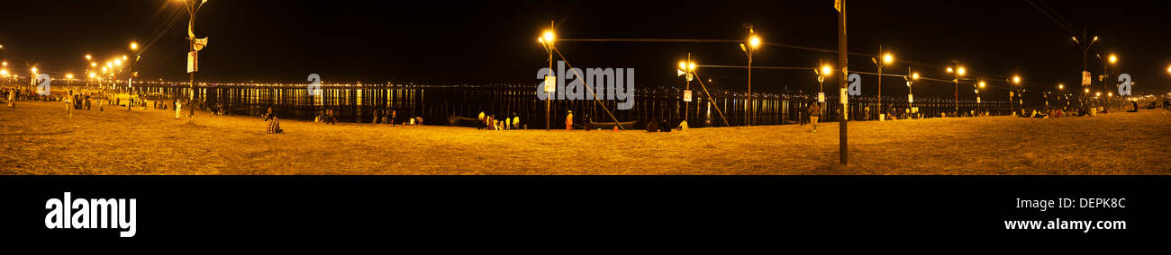 Bank des Ganges River beleuchtet in der Nacht bei Maha Kumbh, Allahabad, Uttar Pradesh, Indien Stockfoto