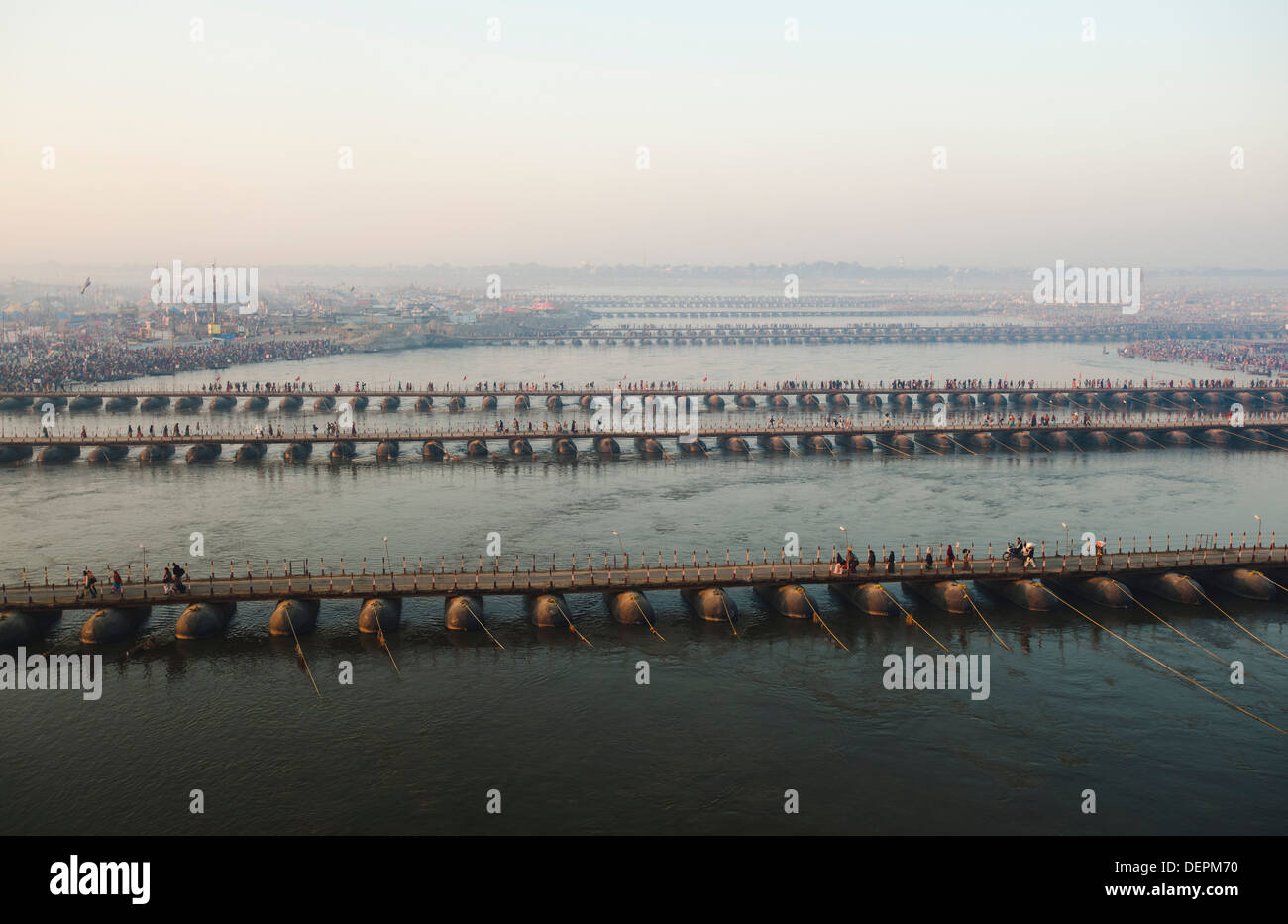 Luftaufnahme von Brücken über einen Fluss, Fluss Ganges, Allahabad, Uttar Pradesh, Indien Stockfoto
