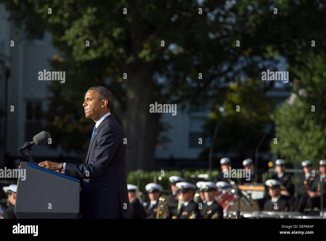 US-Präsident Barack Obama spricht, während ein Denkmal in den Marine Barracks zu Ehren der Opfer der Marinewerft Dreharbeiten 22. September 2013 in Washington DC. Stockfoto