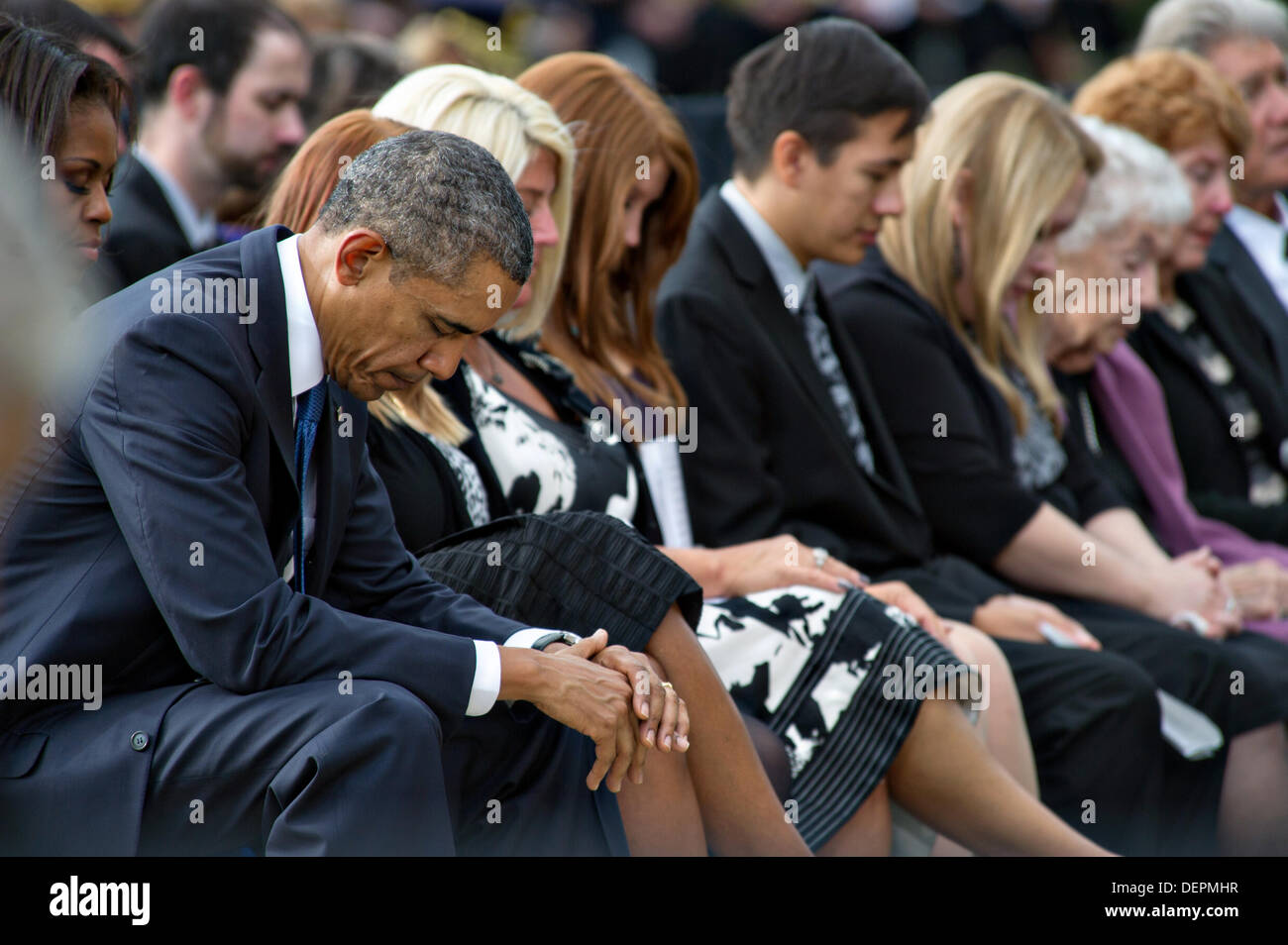 US-Präsident Barack Obama und First Lady Michelle Obama beugen den Kopf für einen Moment der Stille während ein Denkmal in den Marine Barracks zu Ehren der Opfer der Marinewerft Dreharbeiten 22. September 2013 in Washington DC. Stockfoto