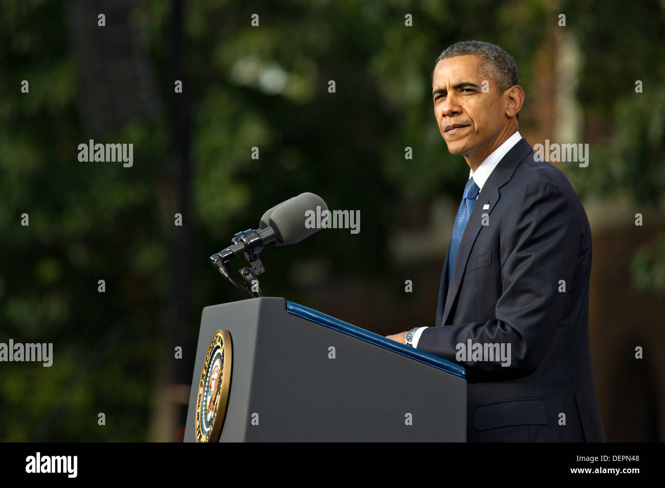 US-Präsident Barack Obama spricht, während ein Denkmal in den Marine Barracks zu Ehren der Opfer der Marinewerft Dreharbeiten 22. September 2013 in Washington DC. Stockfoto