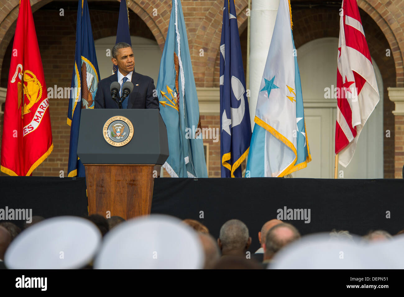 US-Präsident Barack Obama spricht, während ein Denkmal in den Marine Barracks zu Ehren der Opfer der Marinewerft Dreharbeiten 22. September 2013 in Washington DC. Stockfoto