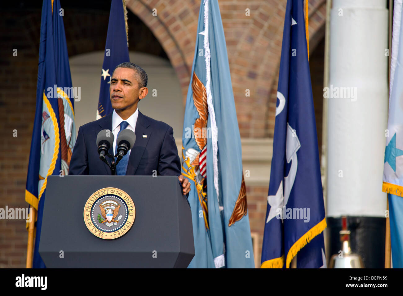 US-Präsident Barack Obama spricht, während ein Denkmal in den Marine Barracks zu Ehren der Opfer der Marinewerft Dreharbeiten 22. September 2013 in Washington DC. Stockfoto