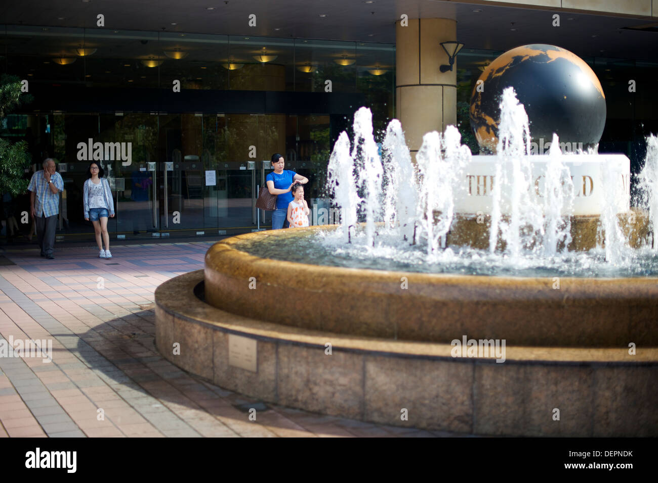 Brunnen mit einem rotierenden Globus außerhalb der zentralen Bibliothek in Causeway Bay, Hong Kong Stockfoto