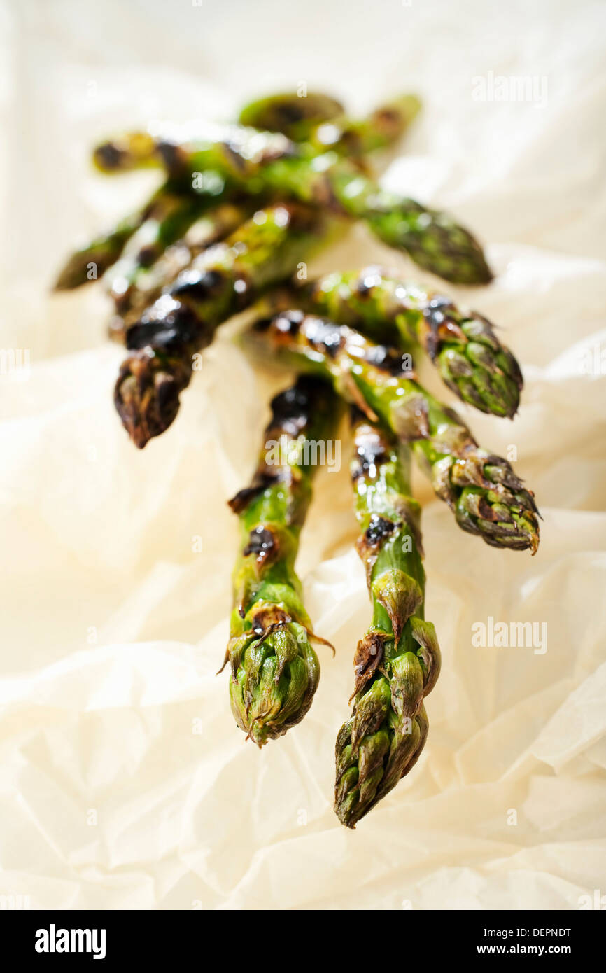 Chargrilled Spargel im studio Stockfoto